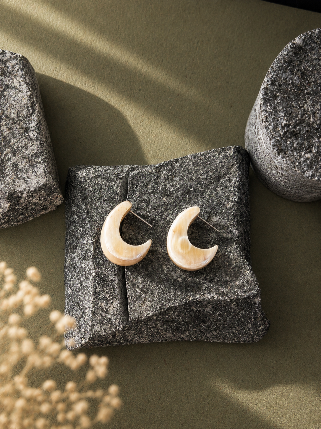 mm-moon-blanc handcrafted crescent-earrings